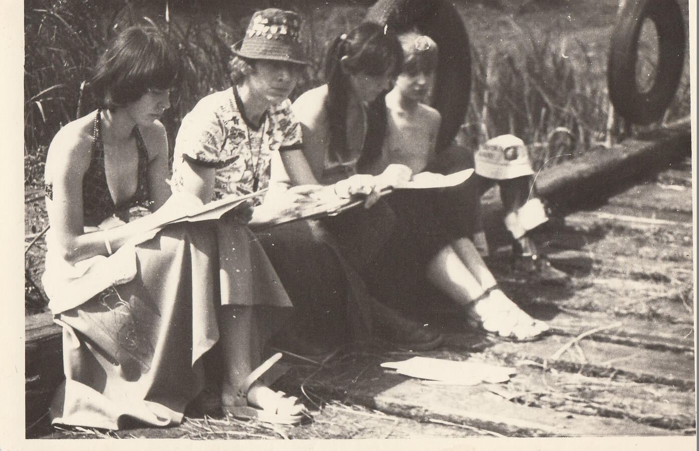 Renata (far left) with her art friends and Beata (sister, 3rd person from the left). Life drawing in nature.