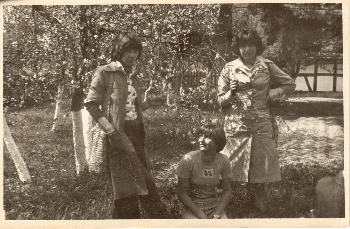 Renata (Left) standing with fellow art students at the art school gardens?